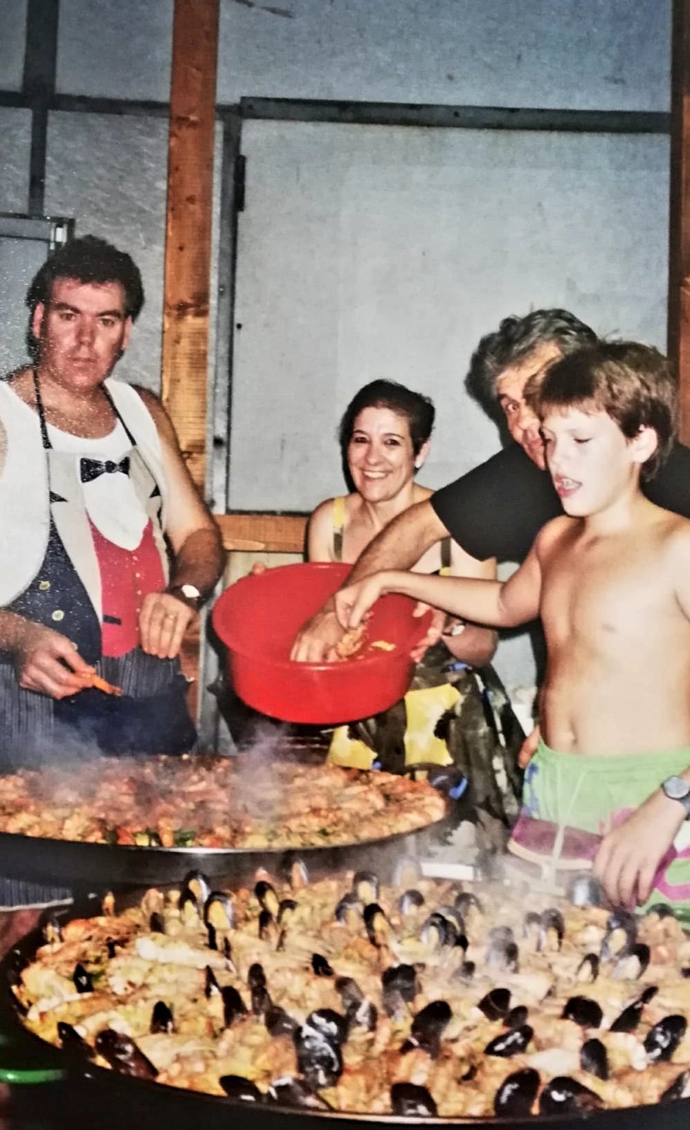 Photo d'archive : famille Cabrera autour d'une paella, années 1980, Riviera vaudoise